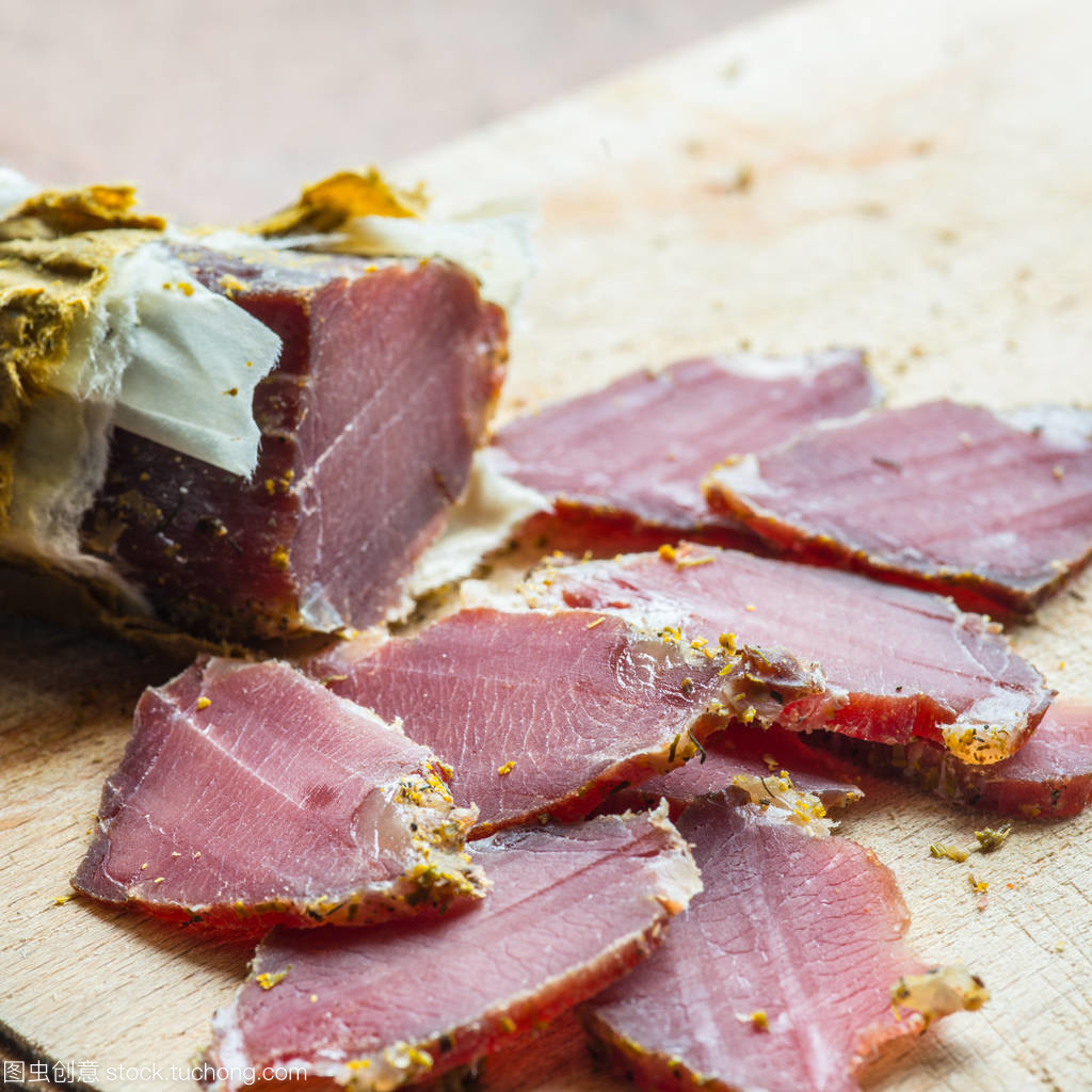 熏野猪肉与家禽 美味、文化与健康的选择